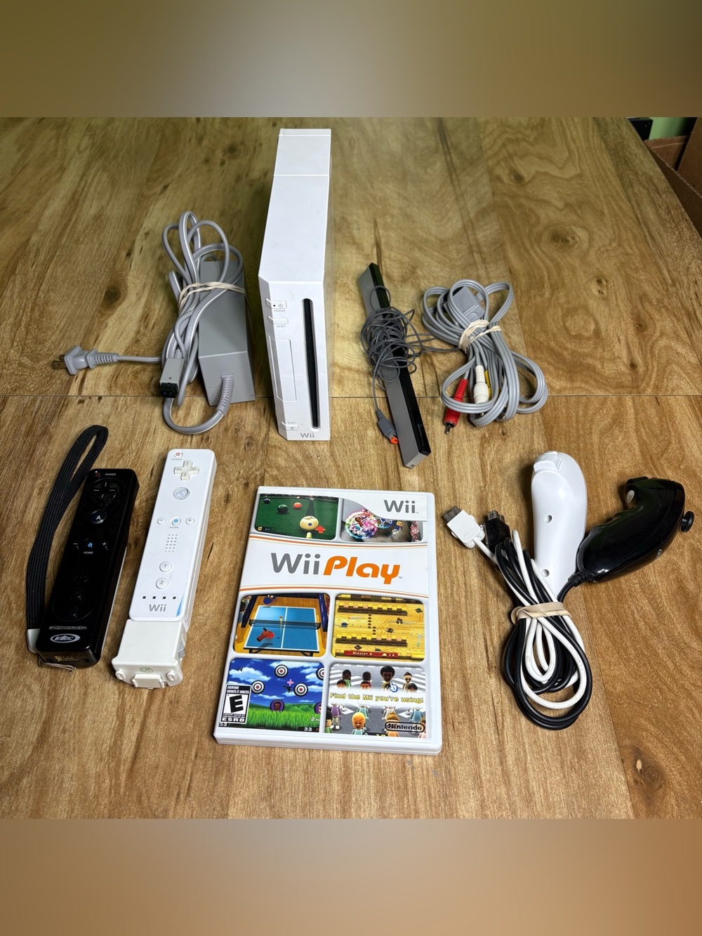 Nintendo Wii RVL-001 Console Bundle 2 Remotes & 2 Nunchucks Mario Kart + NES